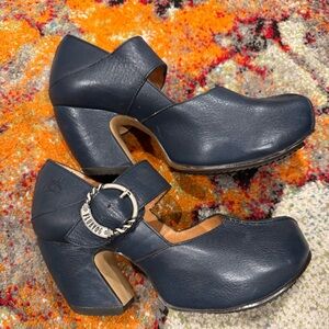 Preowned JOHN FLUEVOG Prepare Leader Platform Mary Jane Heels in Blue Size 8.5